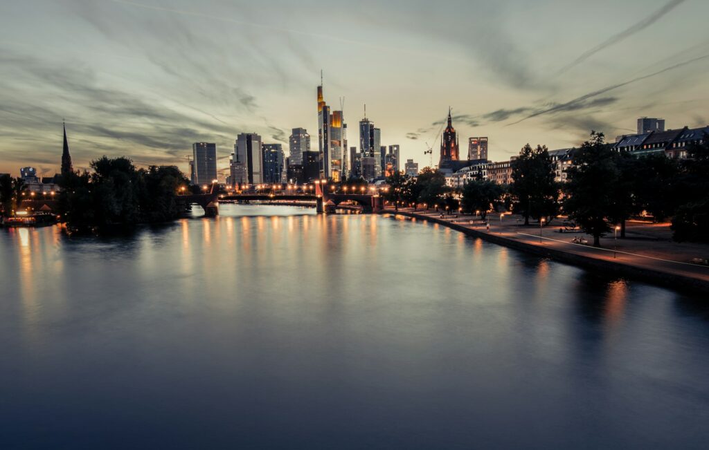 Skyline von Frankfurt am Main mit Mainbrücke unter Wolken