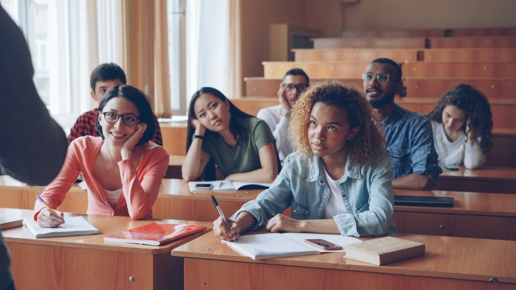 Studierende hören im Hörsaal aufmerksam zu