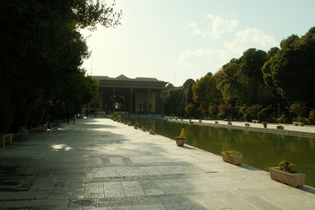 Chehel-Sotun-Palast in Isfahan mit Wasserbecken und Gärten