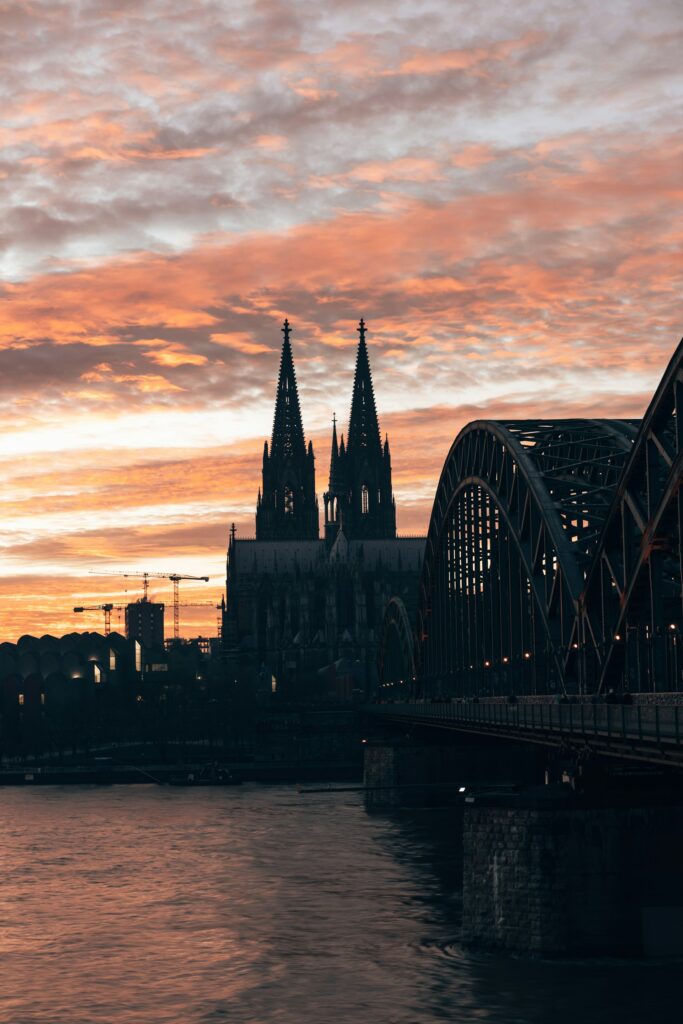 Brücke über den Rhein mit dem Kölner Dom im Hintergrund