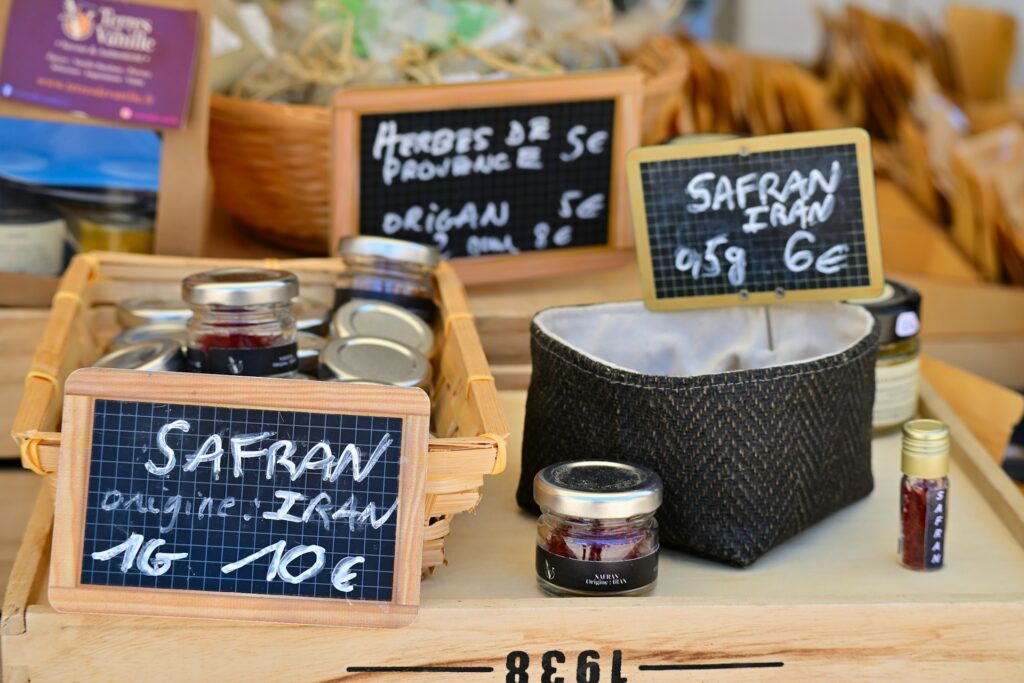 Safranfäden in Glasbehältern