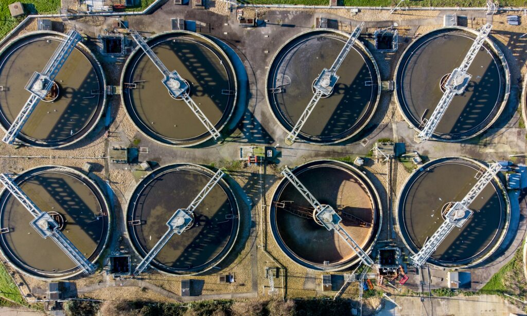 Luftaufnahme einer Wasseraufbereitungsanlage mit runden Becken